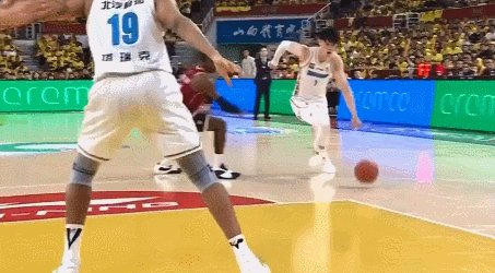 曾凡博空中被撞翻腰椎骨折！山西北京G2判罚引众怒